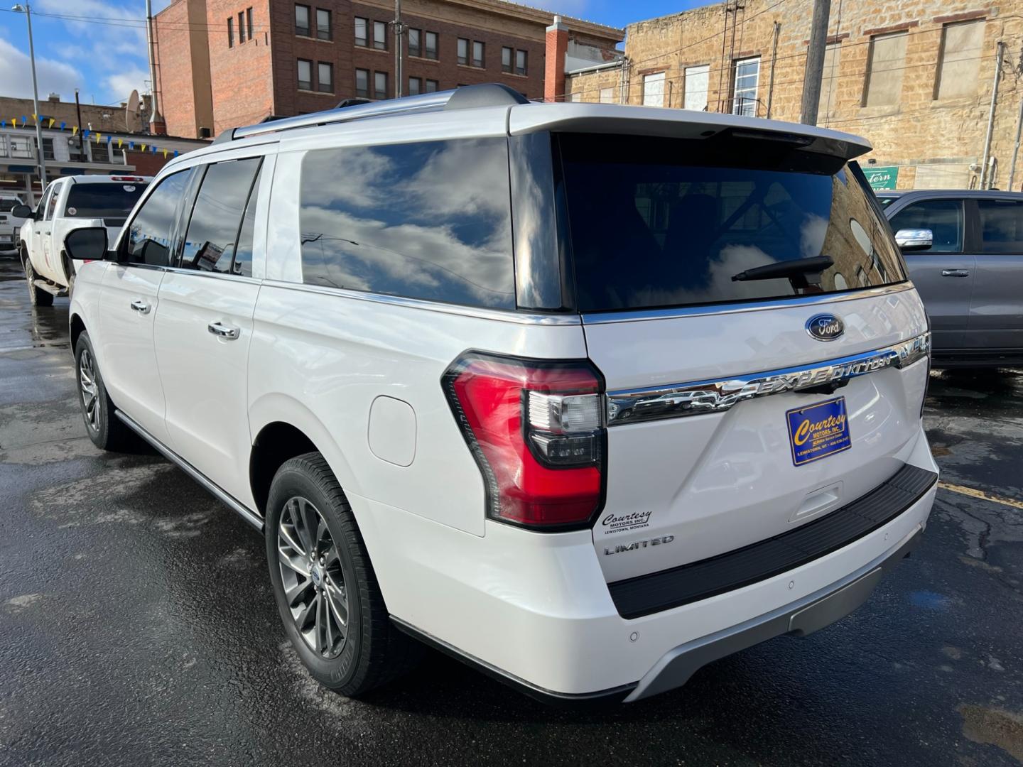 2019 WHITE /Charcoal Ford Expedition Limited 4WD (1FMJK2AT6KE) with an 3.5L V6 F DOHC 24V engine, automatic transmission, located at 116 5th Avenue South, Lewistown, MT, 59457, 47.063877, -109.427879 - Discover Exceptional Luxury with the Pre-Owned 2019 Ford Expedition Max Limited 4WD! Key Features: Limited Trim - Experience the epitome of sophistication and premium features. 4WD Capability - Conquer diverse terrains with confidence and control. Spacious Interior - Accommodate your entire - Photo#4